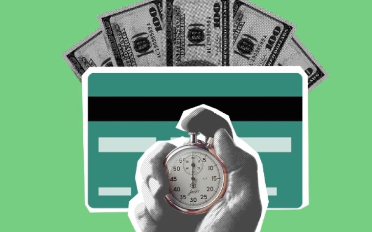 Illustration d'une main découpée tenant un chronomètre contre une carte de crédit et de l'argent liquide sur fond vert.