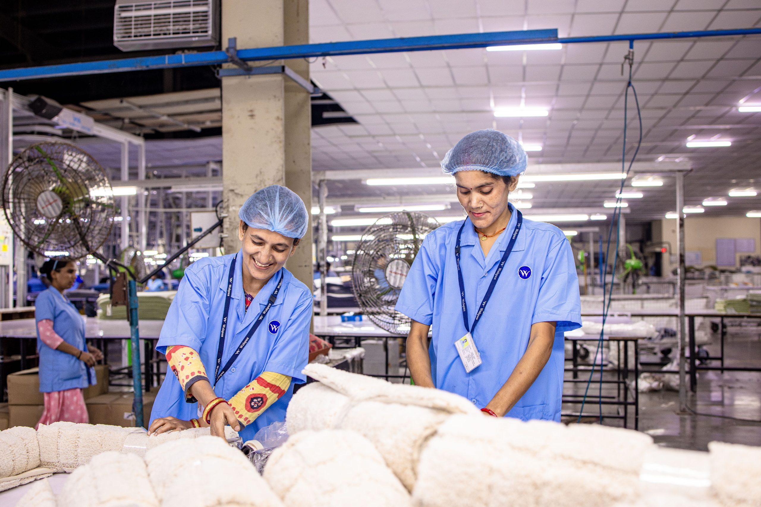 Ouvrières textiles indiennes souriantes en uniforme bleu
