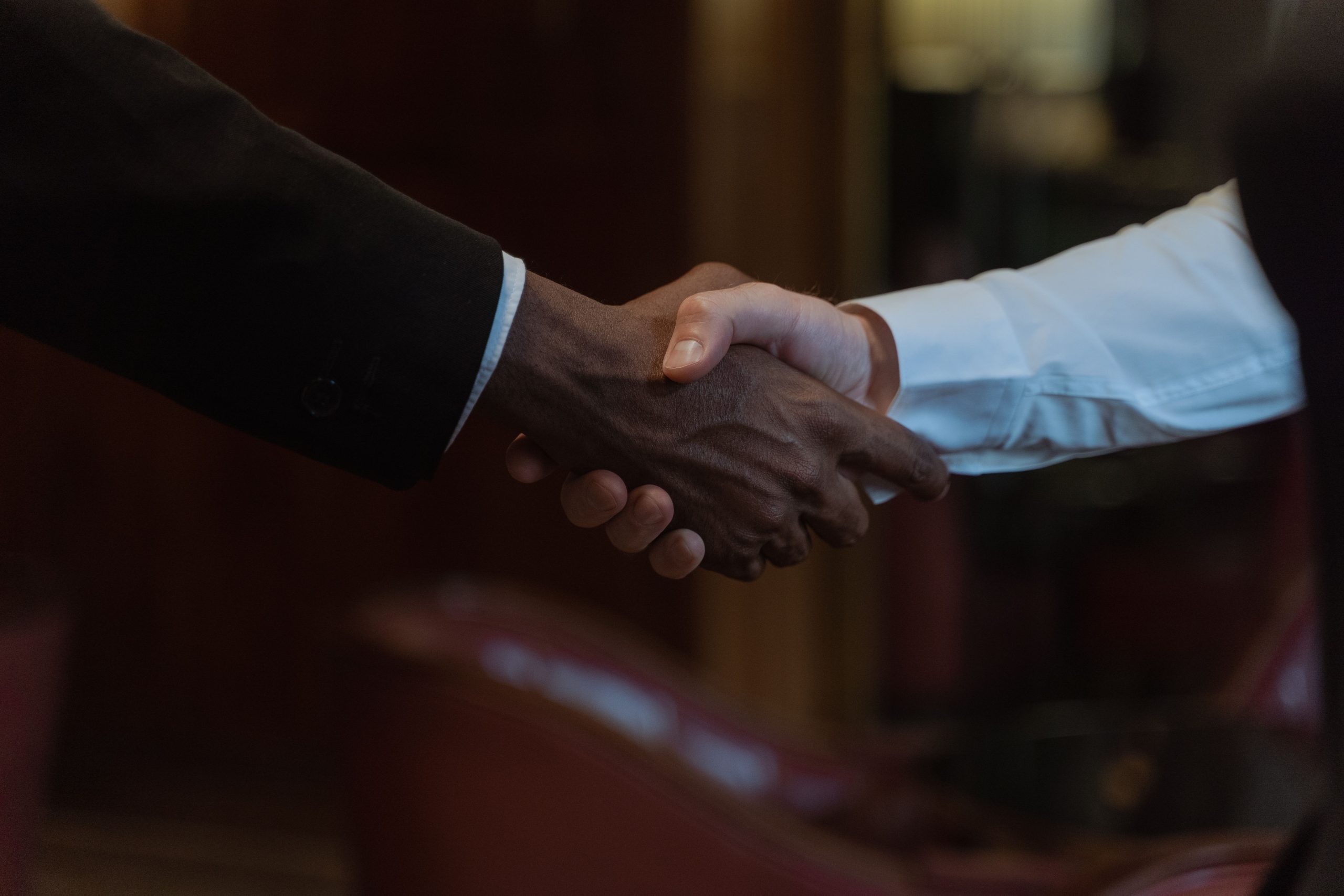 Handshake diversifié représentant collaboration business