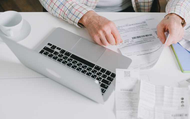 Mains qui classent des documents sur un bureau