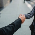 Deux hommes d'affaires se serrant la main en partenariat