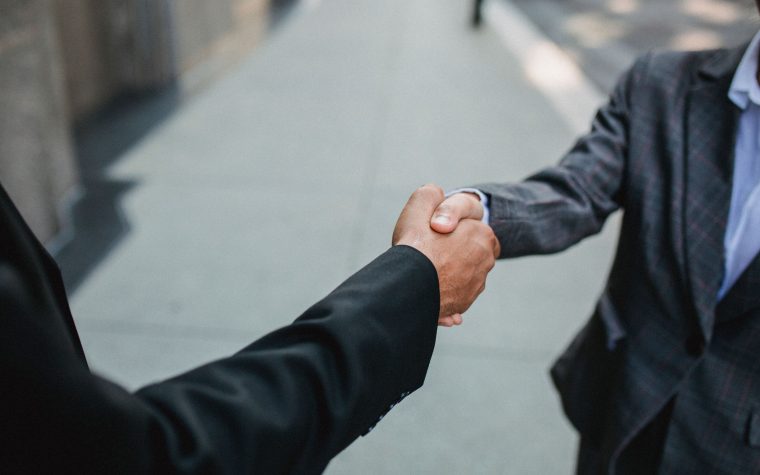 Deux hommes d'affaires se serrant la main en partenariat
