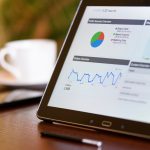 Tablette affichant des graphiques d'analytics sur un bureau