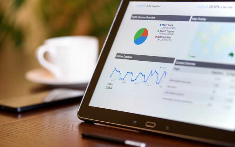 Tablette affichant des graphiques d'analytics sur un bureau