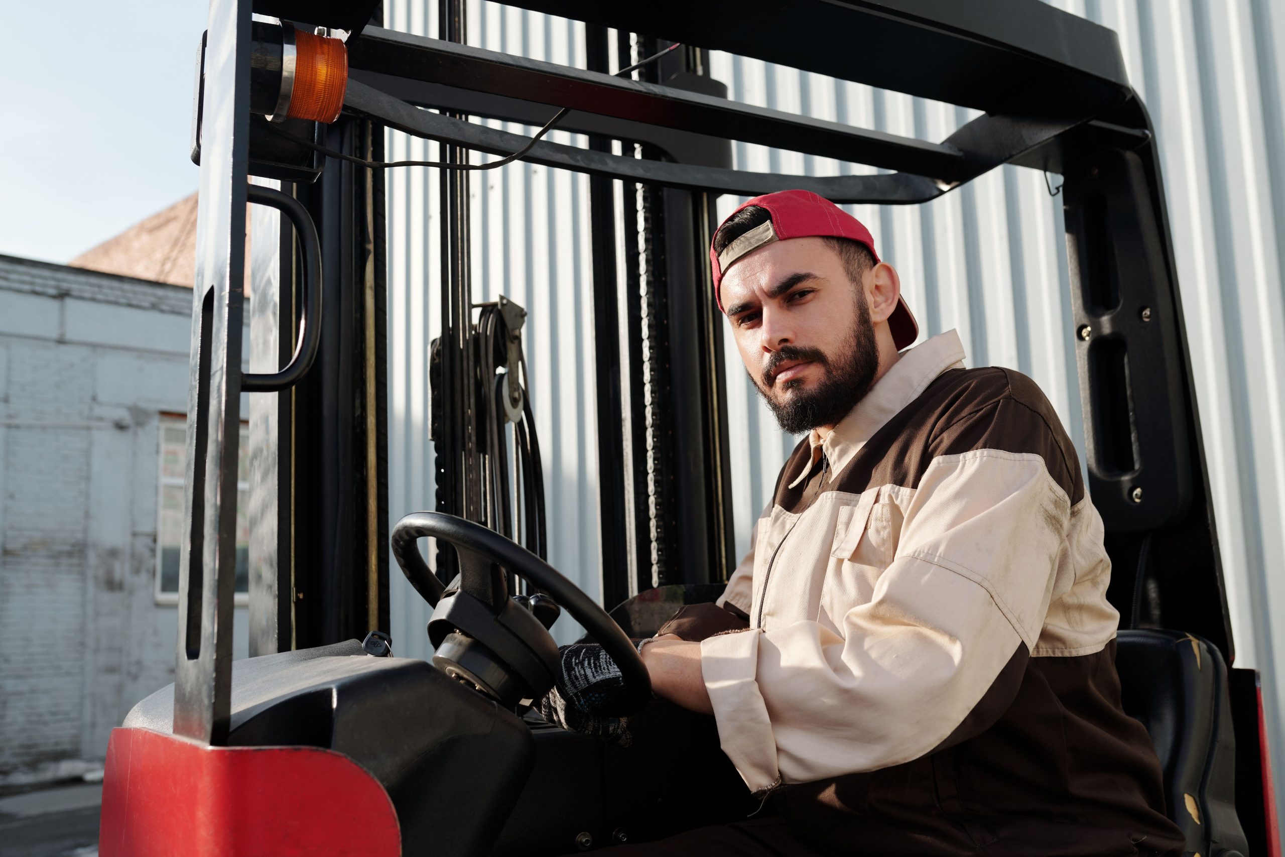 Opérateur chariot élévateur travaillant en environnement industriel