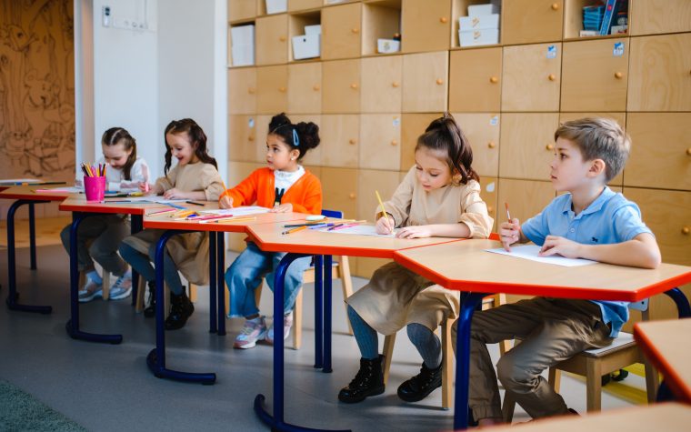 Enfants en activités d'apprentissage à l'école maternelle