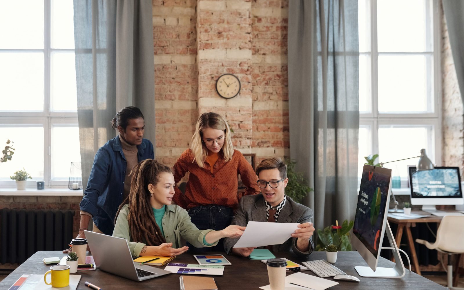 Équipe de professionnels travaillant sur stratégie digitale