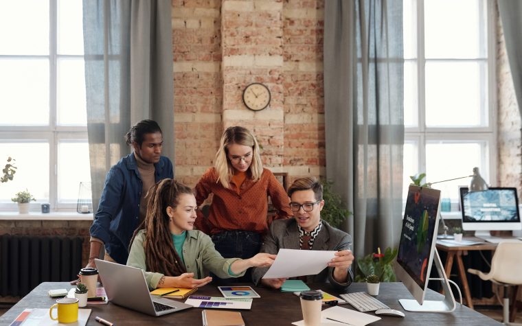 Équipe de professionnels travaillant sur stratégie digitale