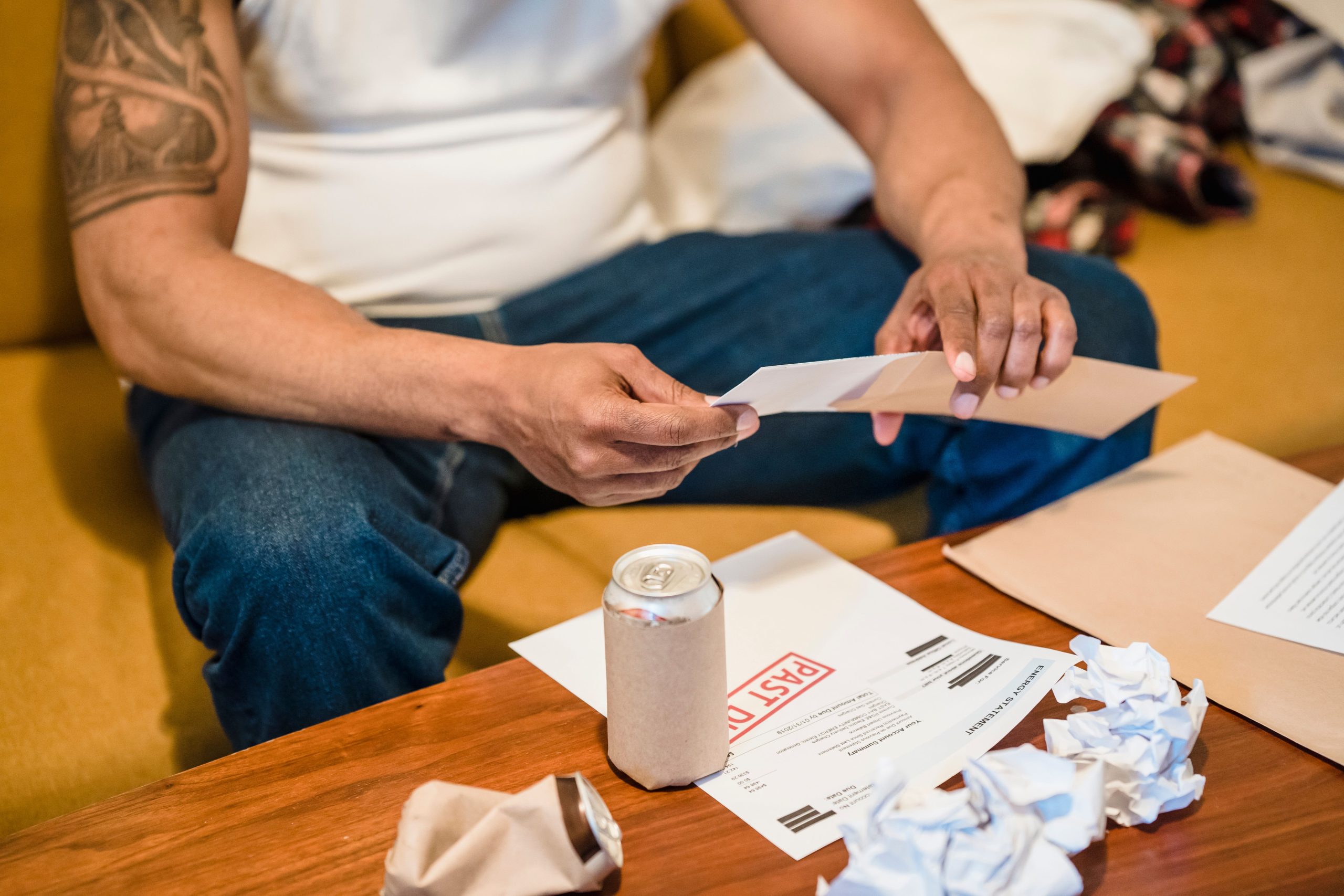 Homme triant son courrier et ses factures