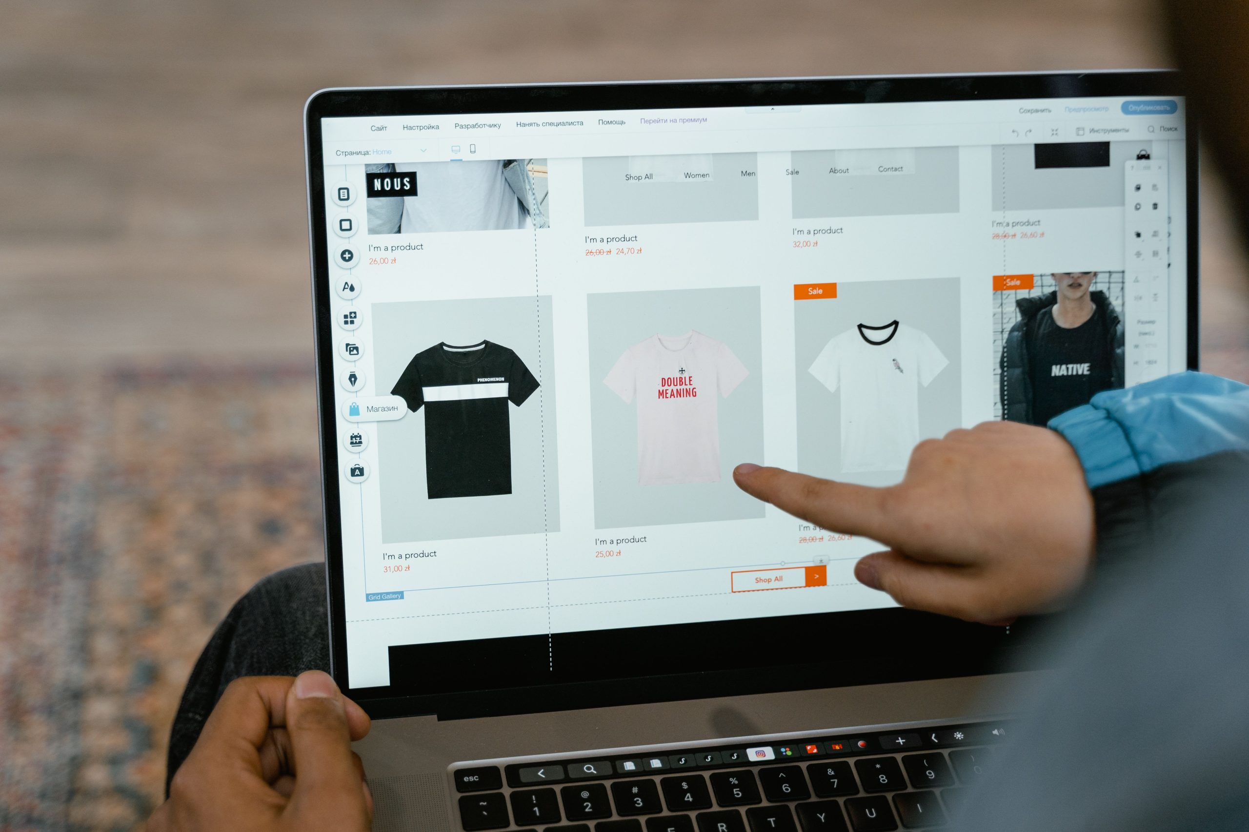 Personne sélectionnant des t-shirts en ligne