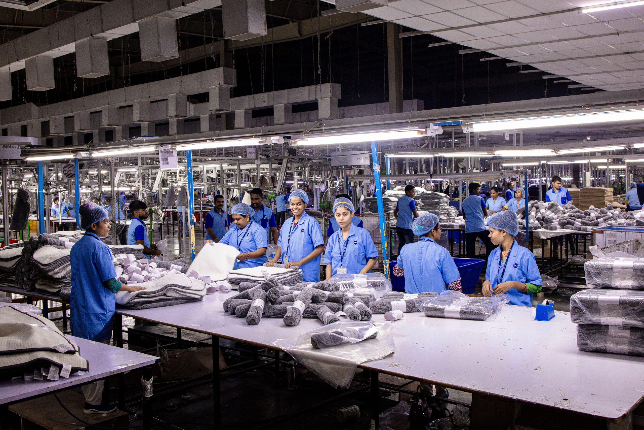 Ouvriers indiens emballant des produits sur chaîne de montage
