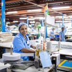 Ouvrière indienne sur machine à coudre en usine