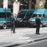 Policiers en uniforme contrôlant une rue ensoleillée