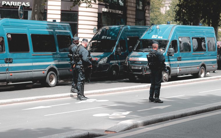 Policiers en uniforme contrôlant une rue ensoleillée