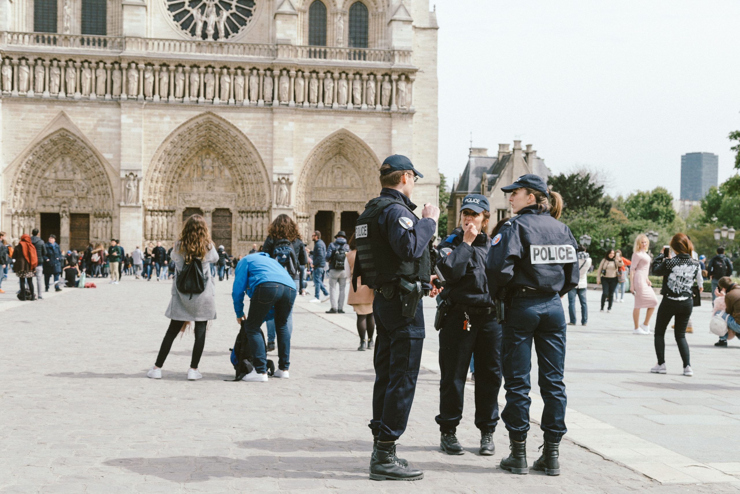 Groupe de réservistes en uniforme réunis en extérieur