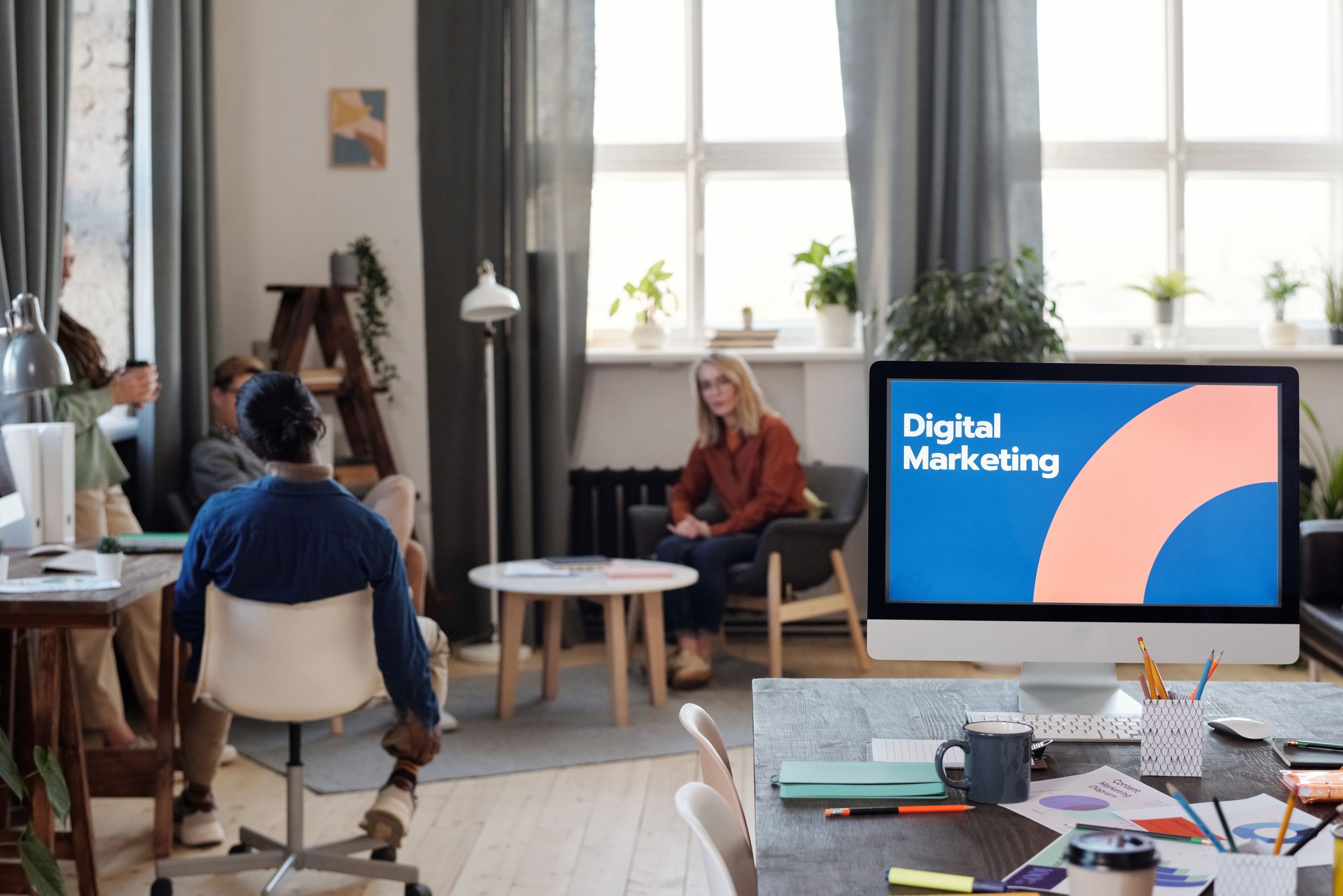 Équipe en réunion de communication digitale et print