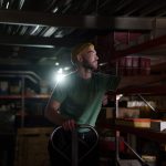 Travailleur organisant les stocks en entrepôt Amazon