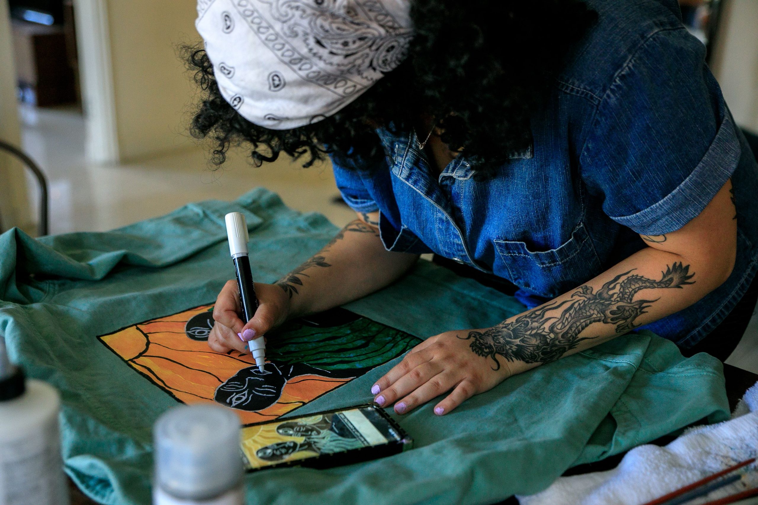 Artiste peignant sur tissu avec créativité