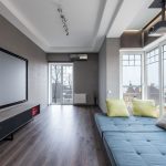 Salon moderne avec télévision et canapé confortable