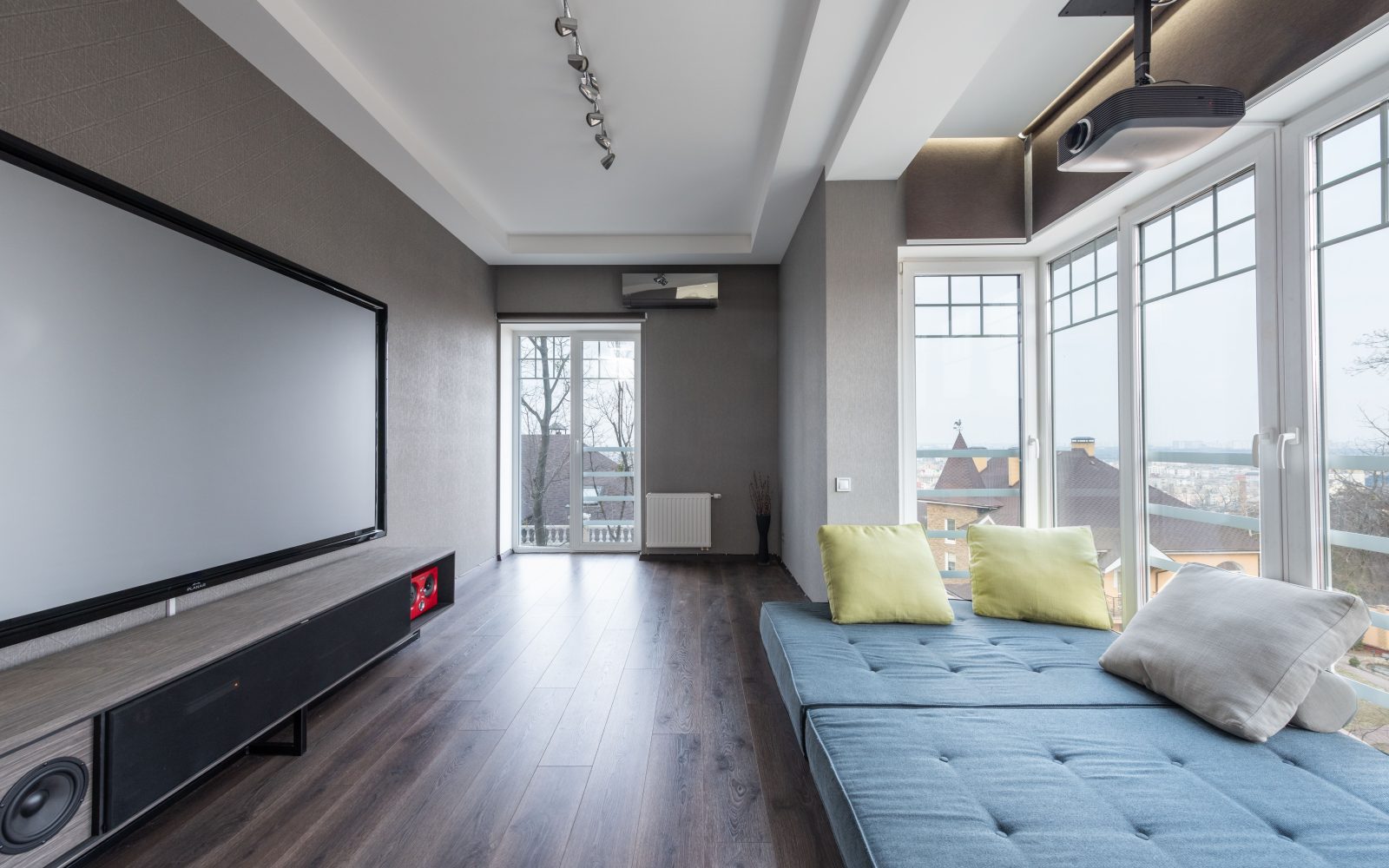 Salon moderne avec télévision et canapé confortable