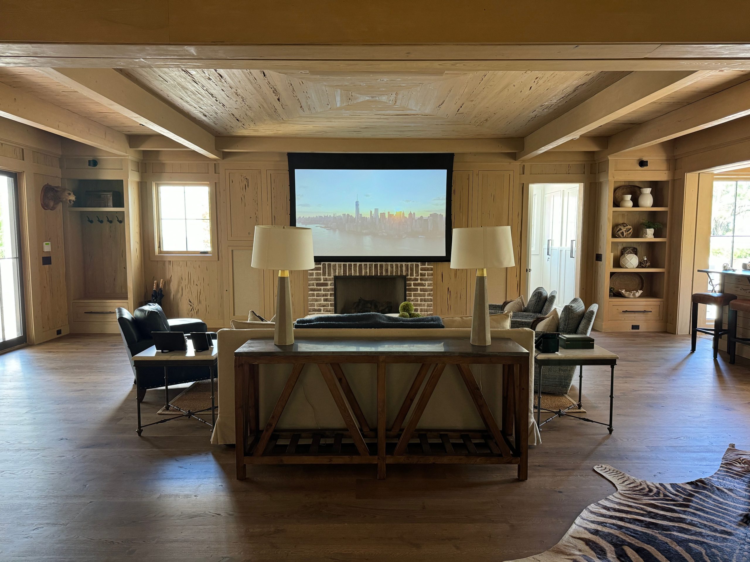 Salon élégant avec vidéoprojecteur et décoration bois