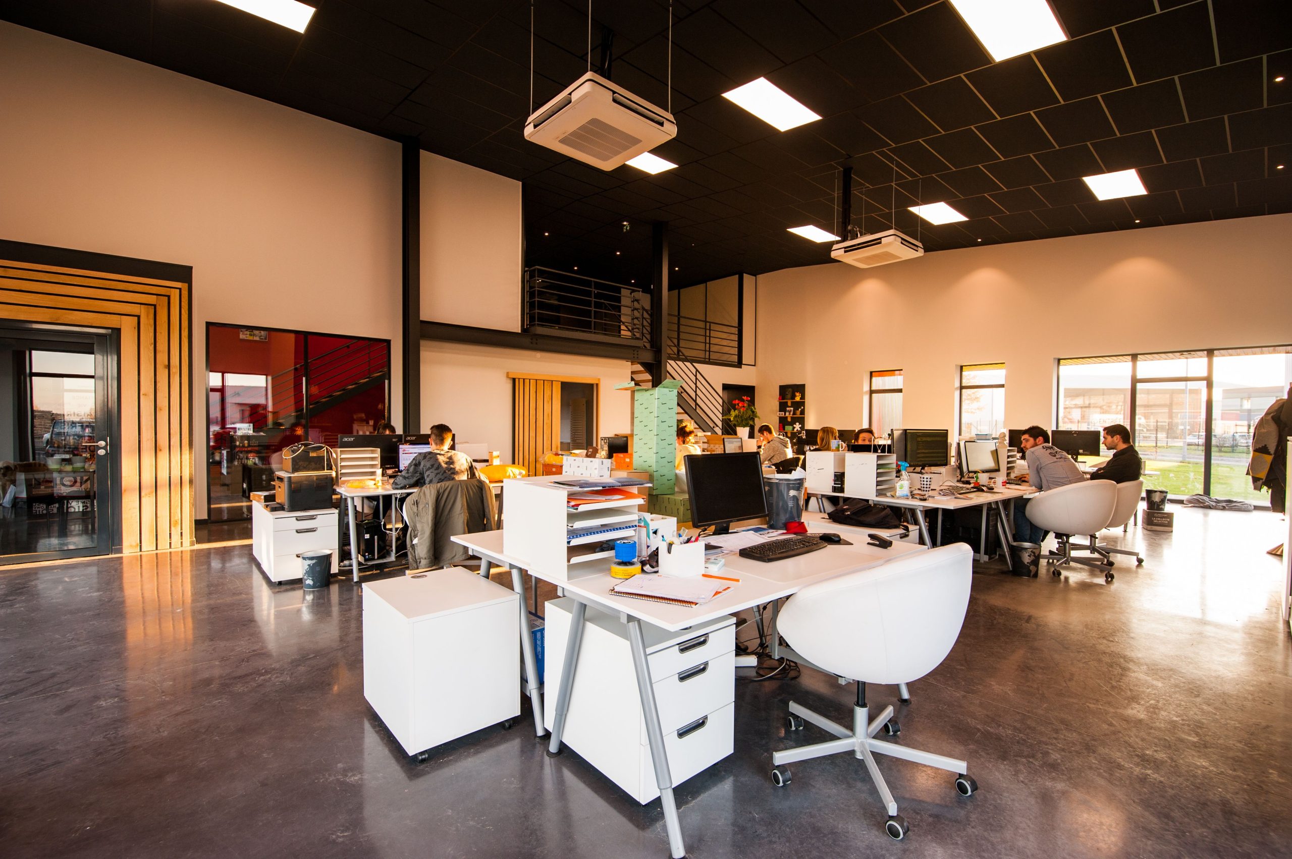 Bureau ouvert contemporain avec équipe en action