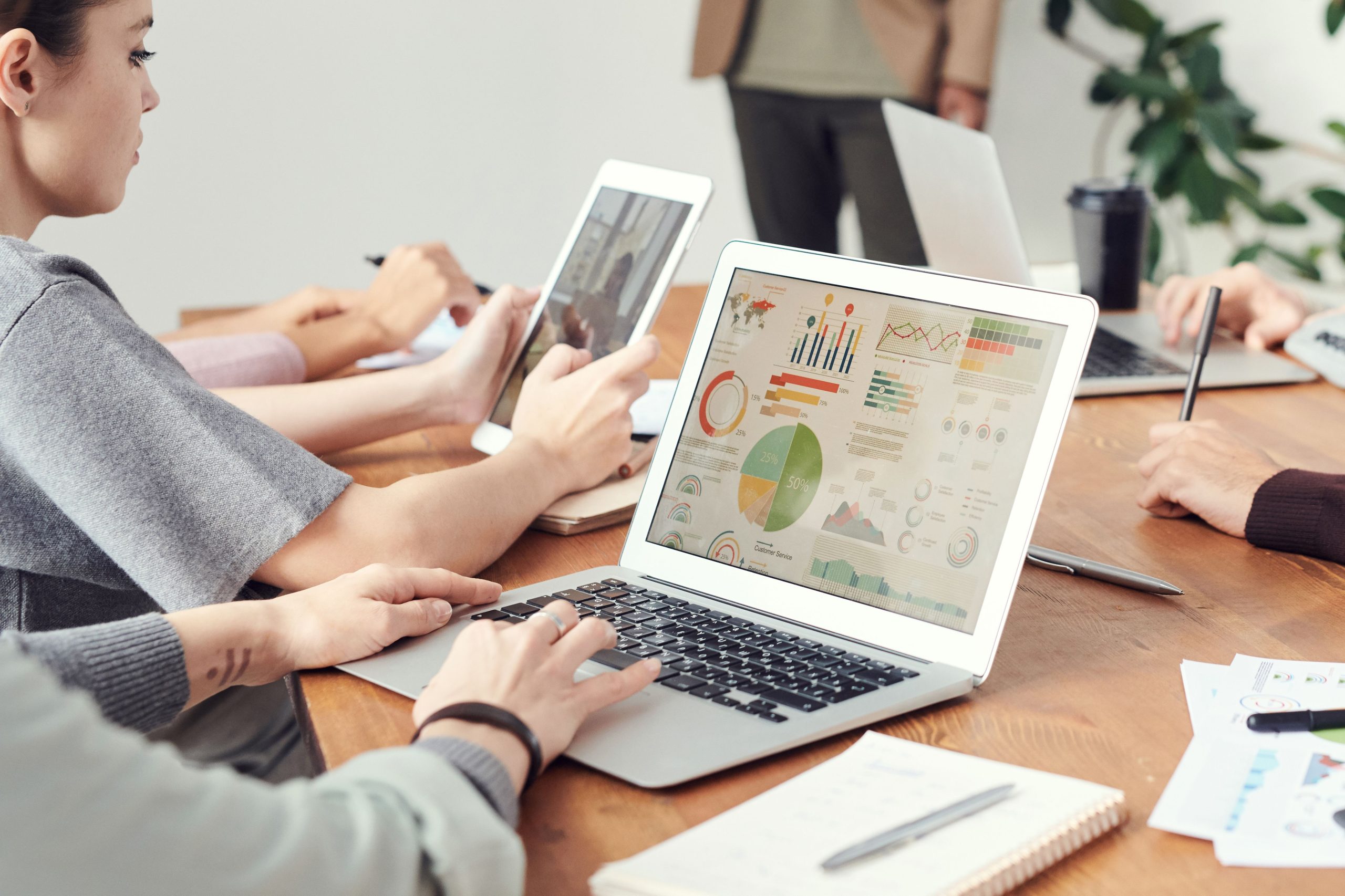 Collaborateurs analysant graphiques données réunion agence