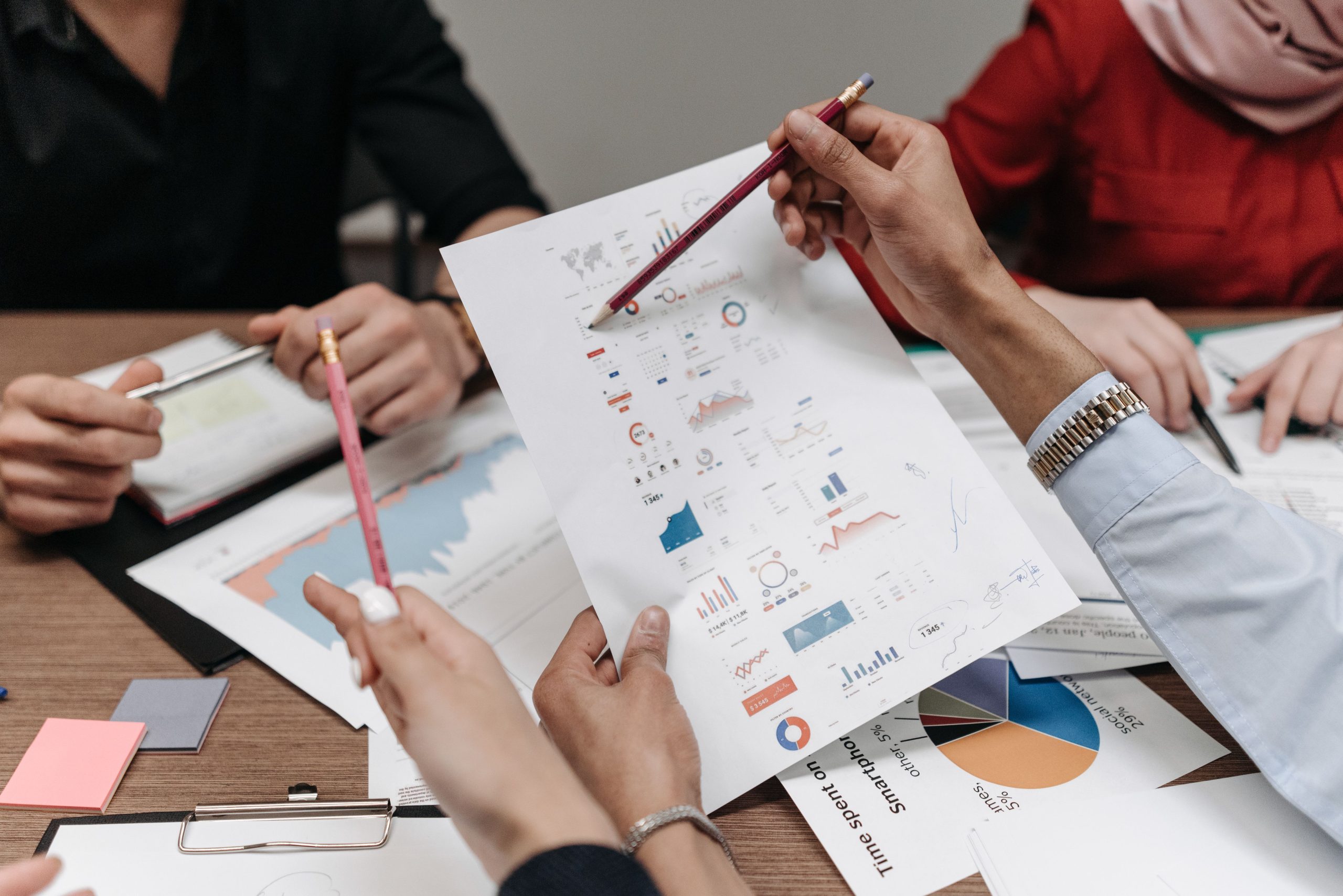 Équipe analysant rapports et graphiques collaborativement