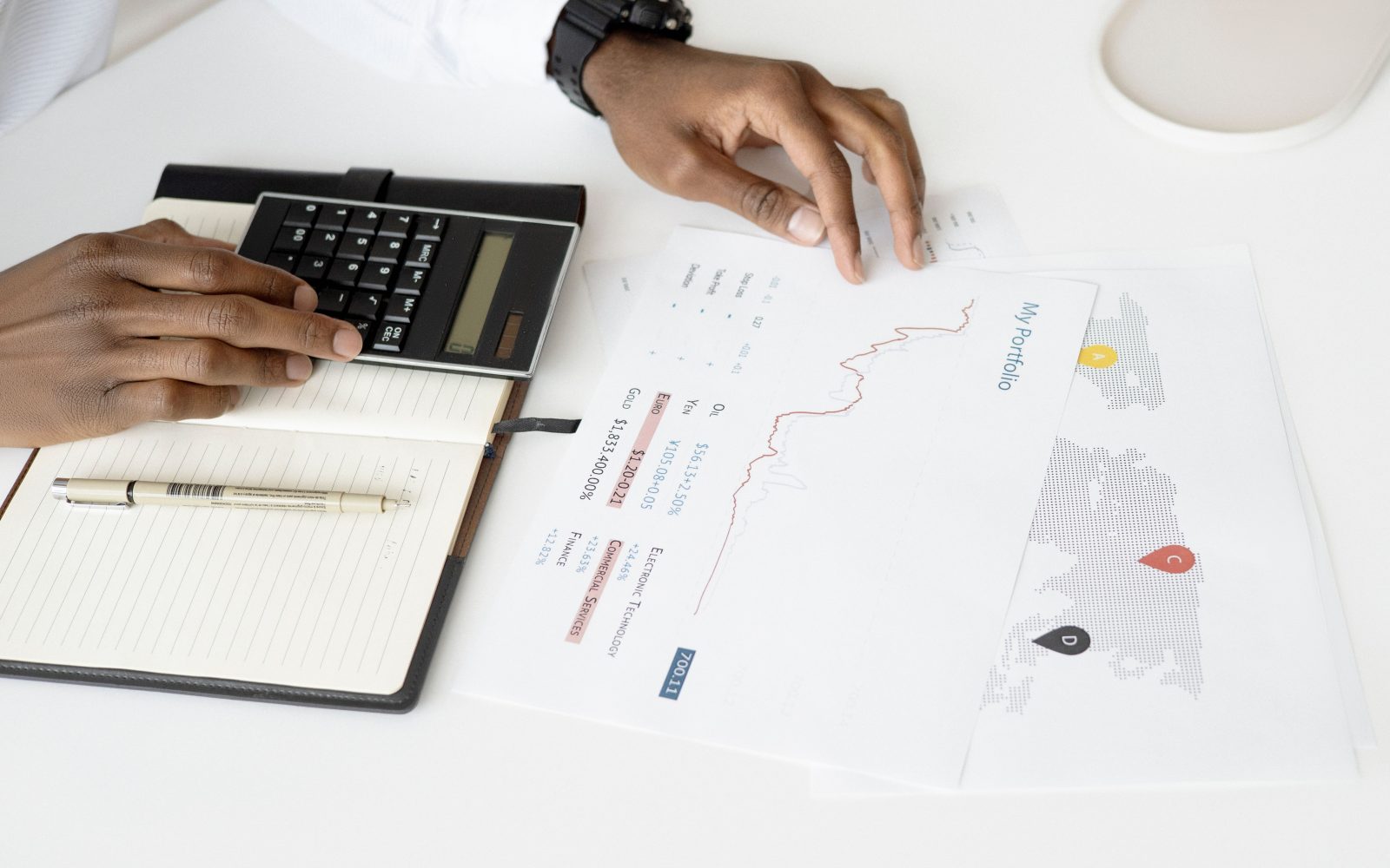 Personne analysant documents financiers avec calculatrice