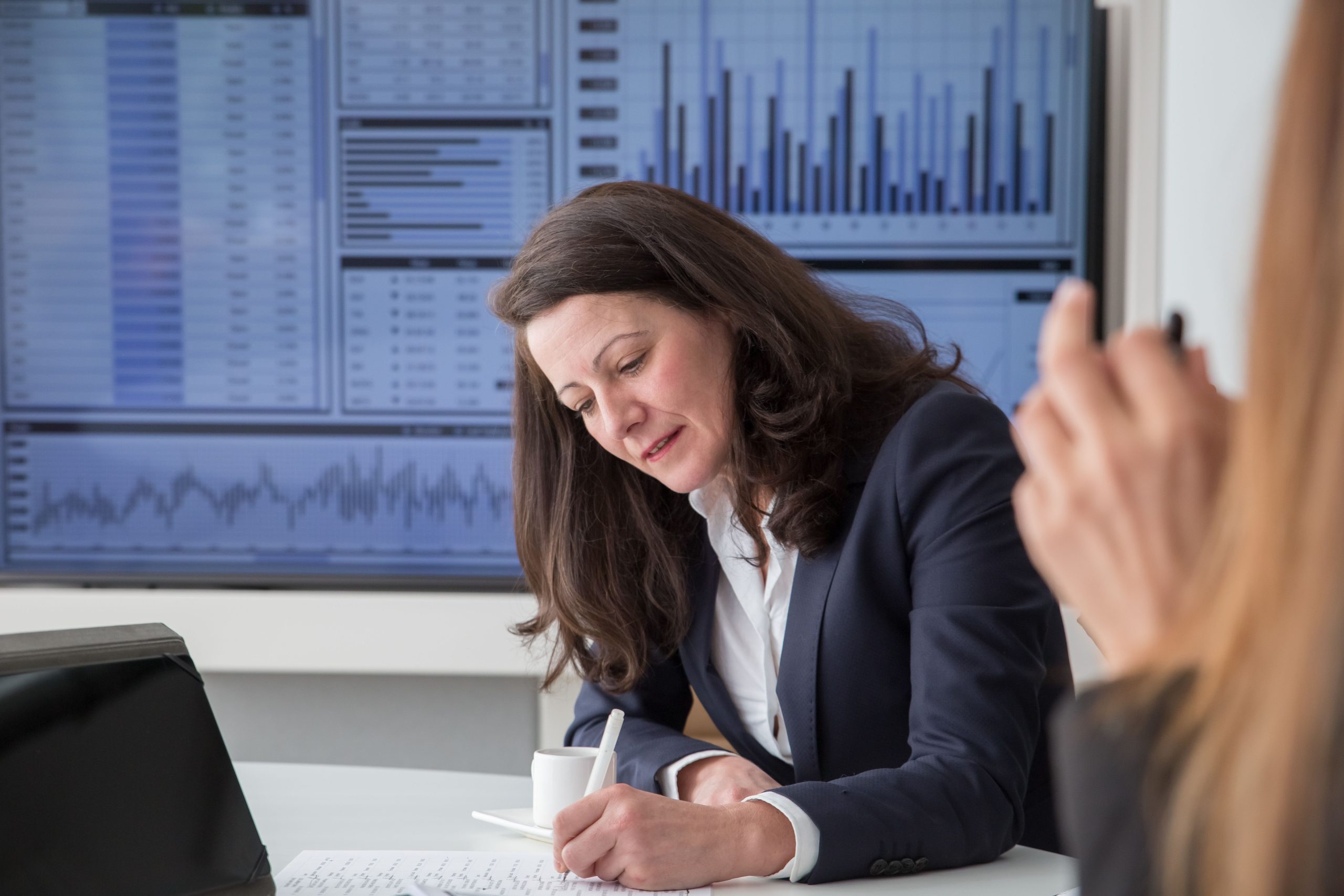 Femme d'affaires analysant données statistiques
