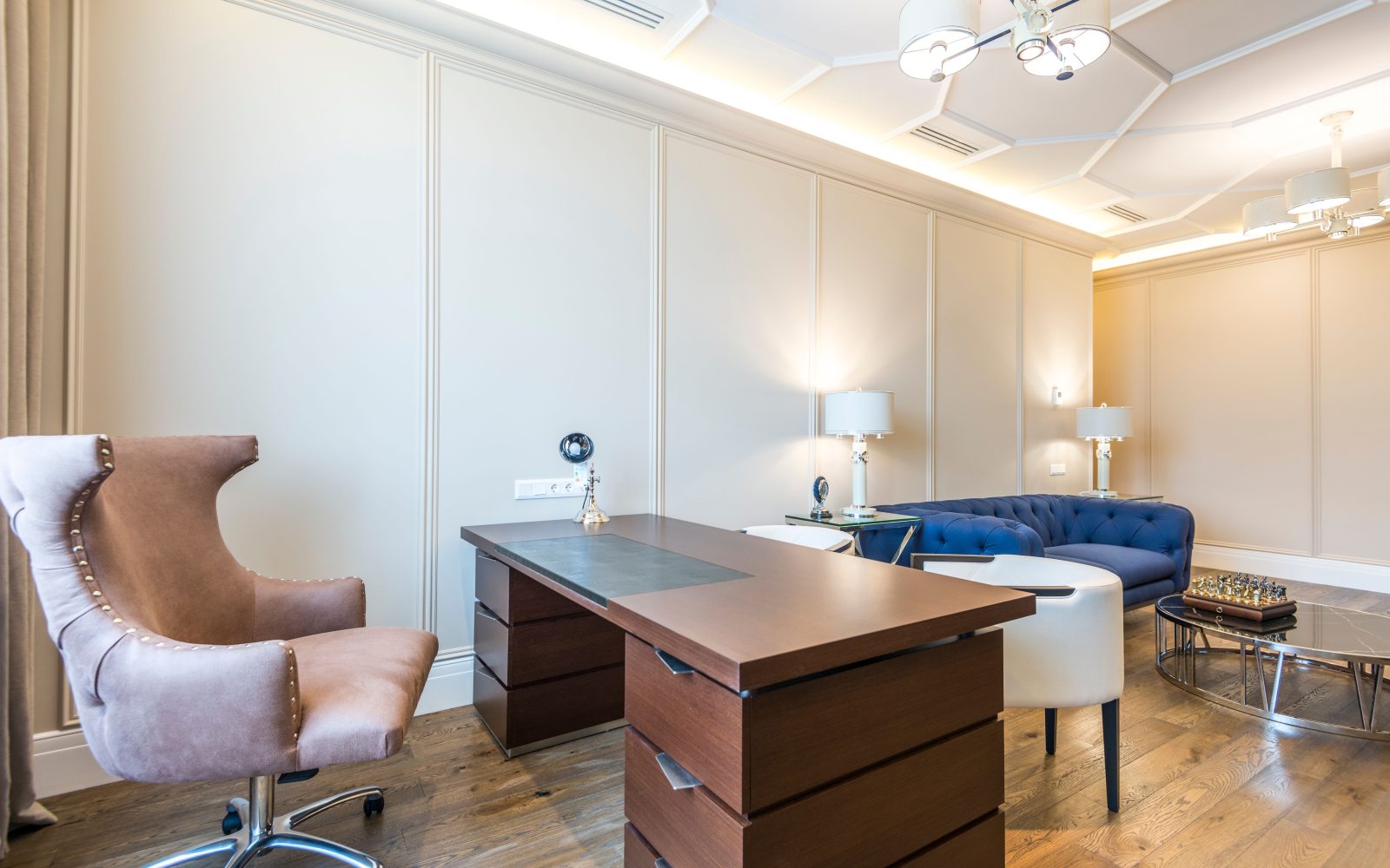 Bureau moderne élégant avec mobilier de luxe