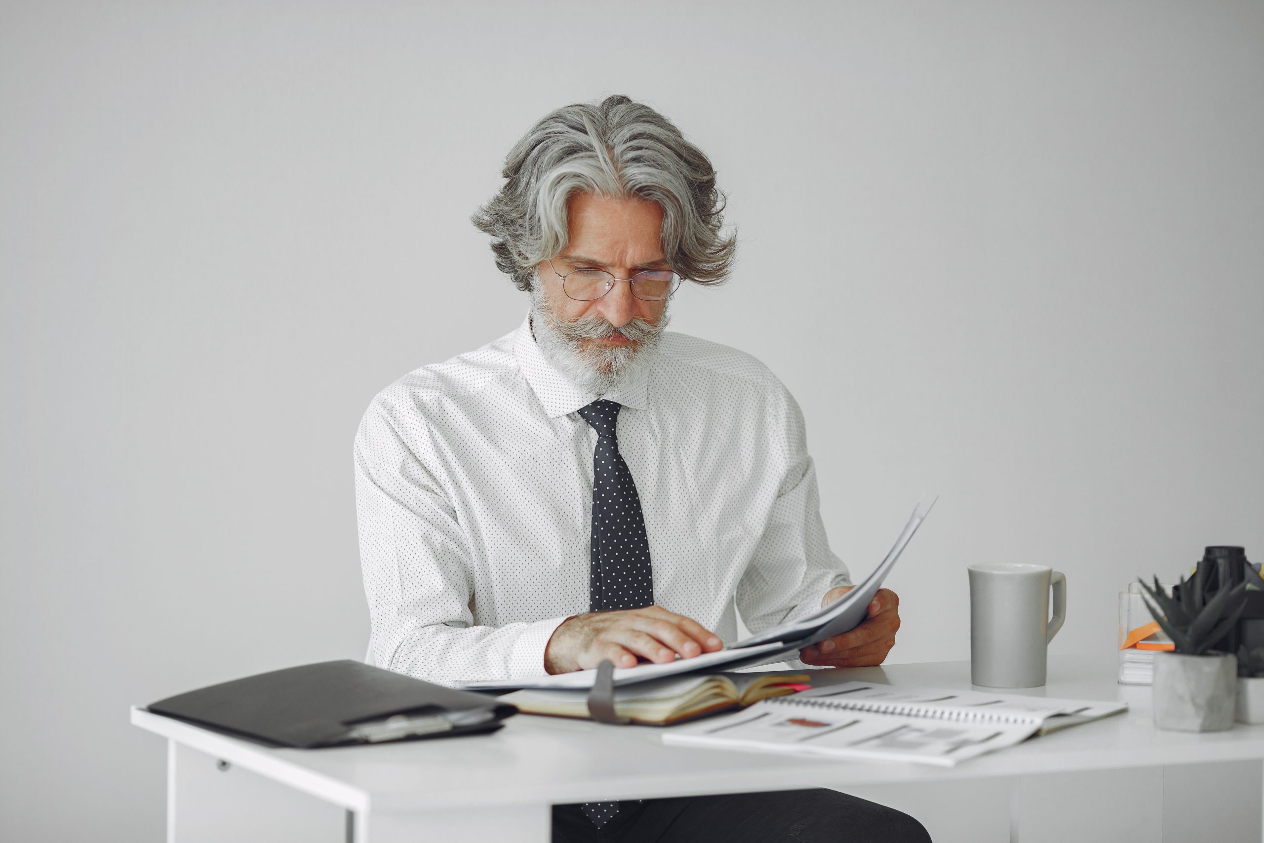 Businessman âgé consultant documents au bureau