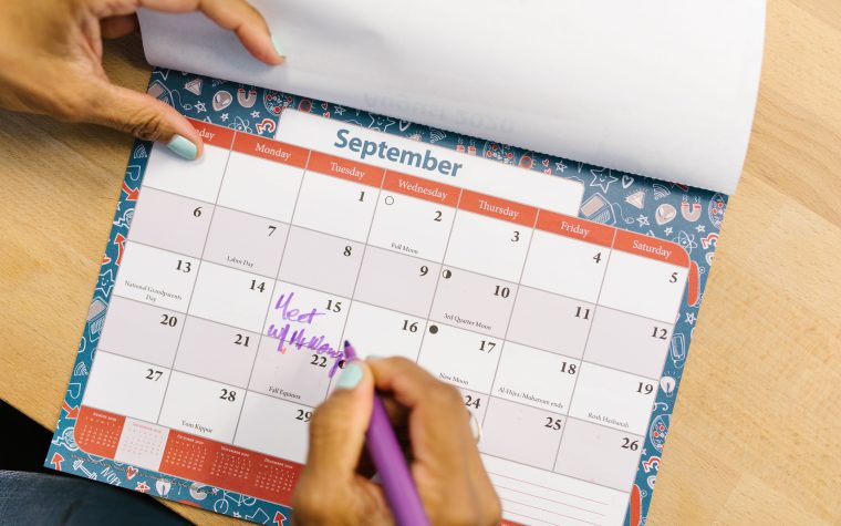 Personne marquant septembre sur calendrier