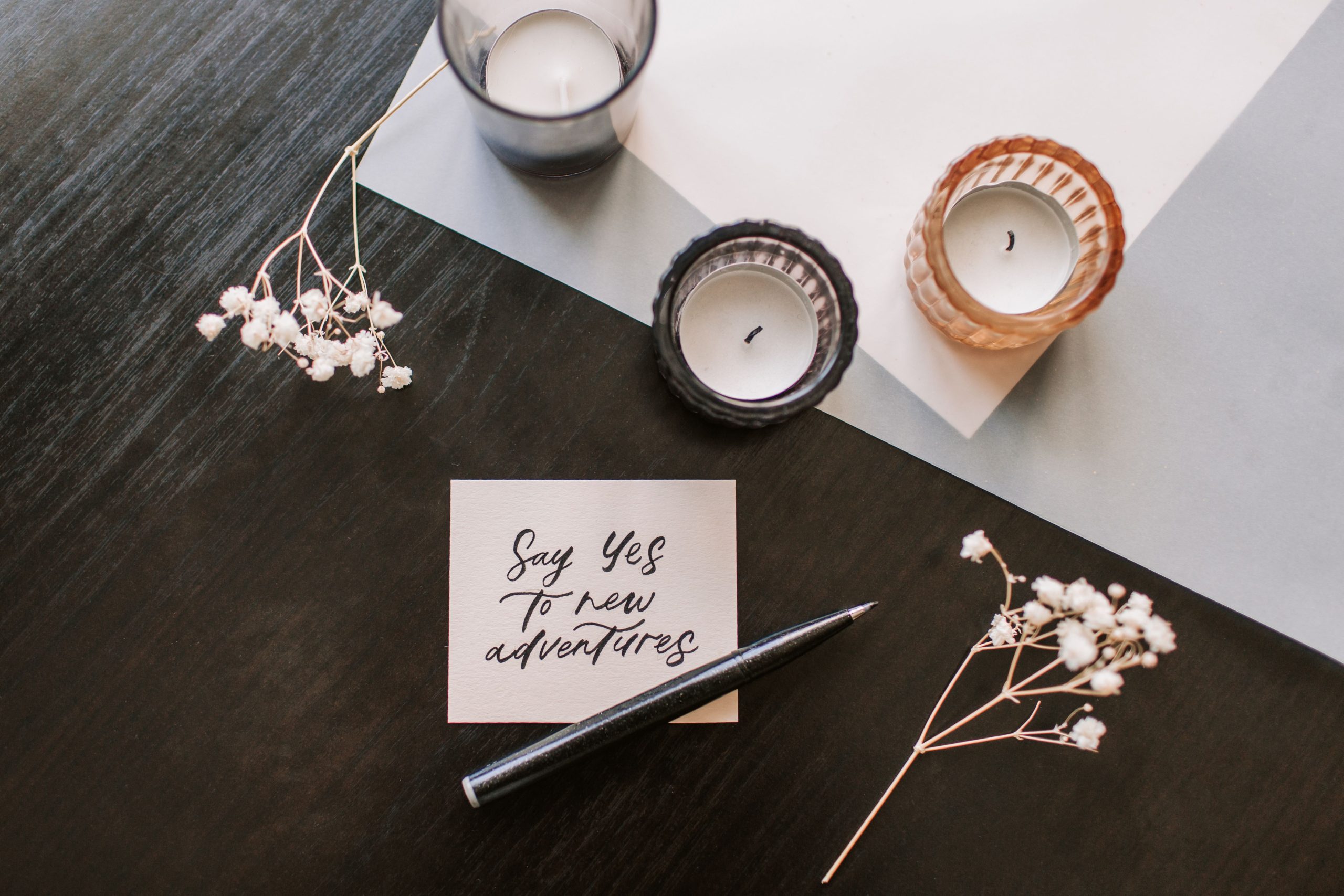 Note motivante bougies fleurs sur table
