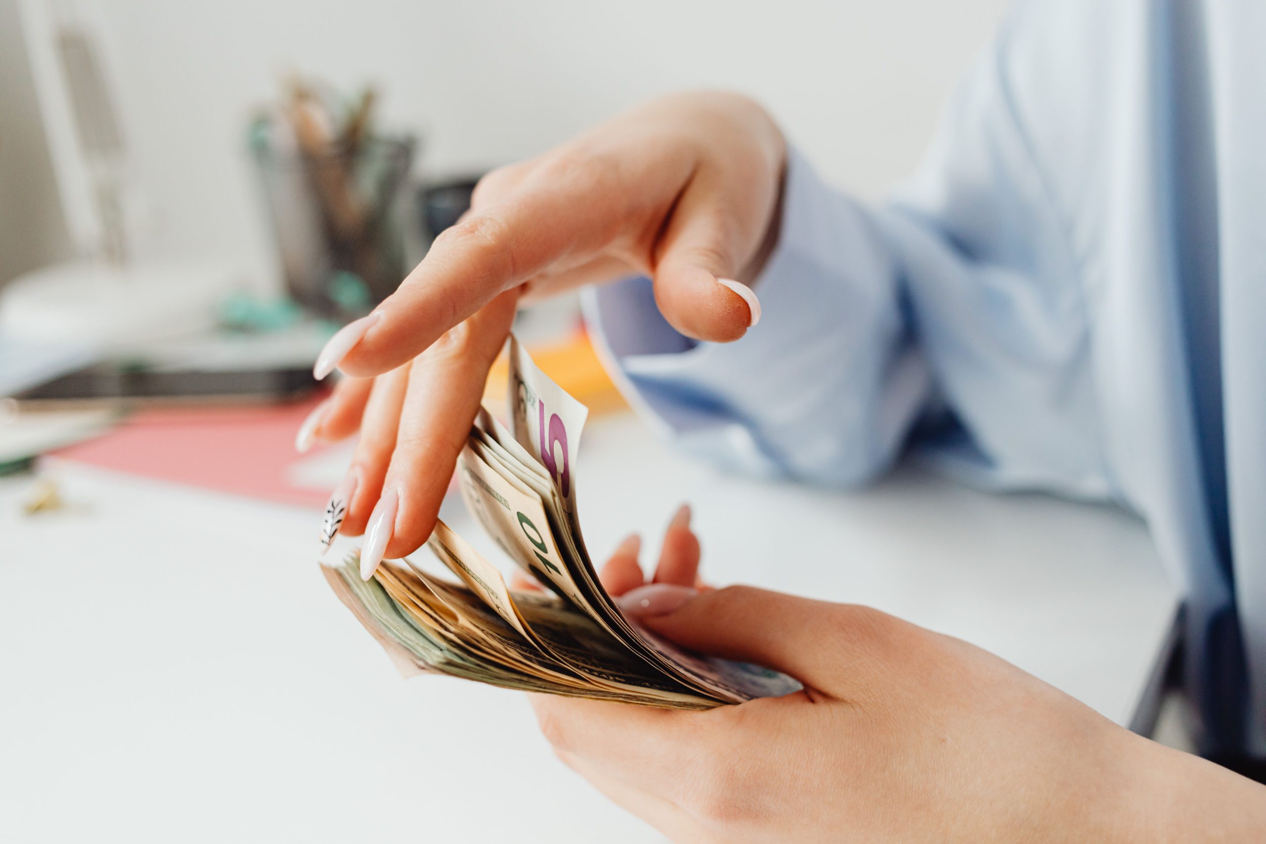 Femme comptant des billets euros au desk