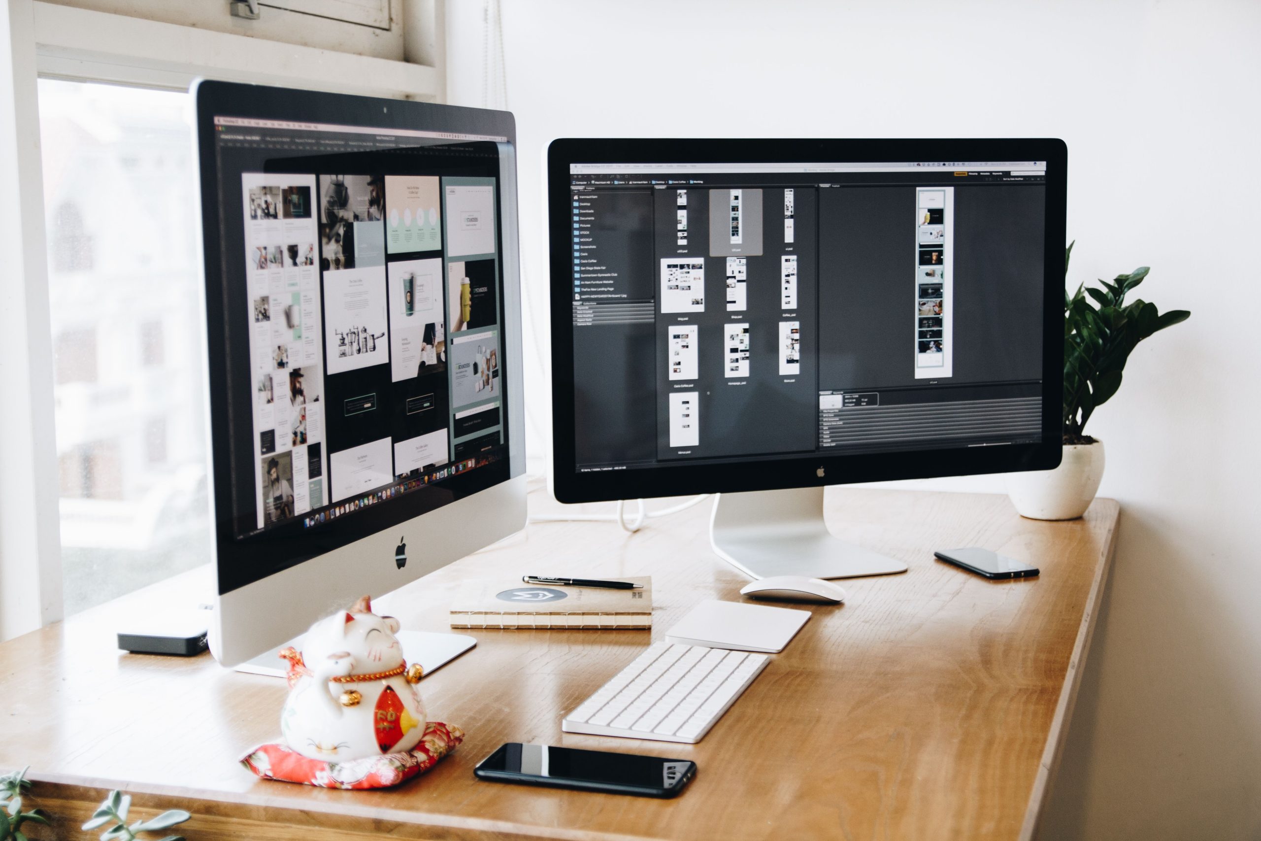 Poste de travail design professionnel bien organisé