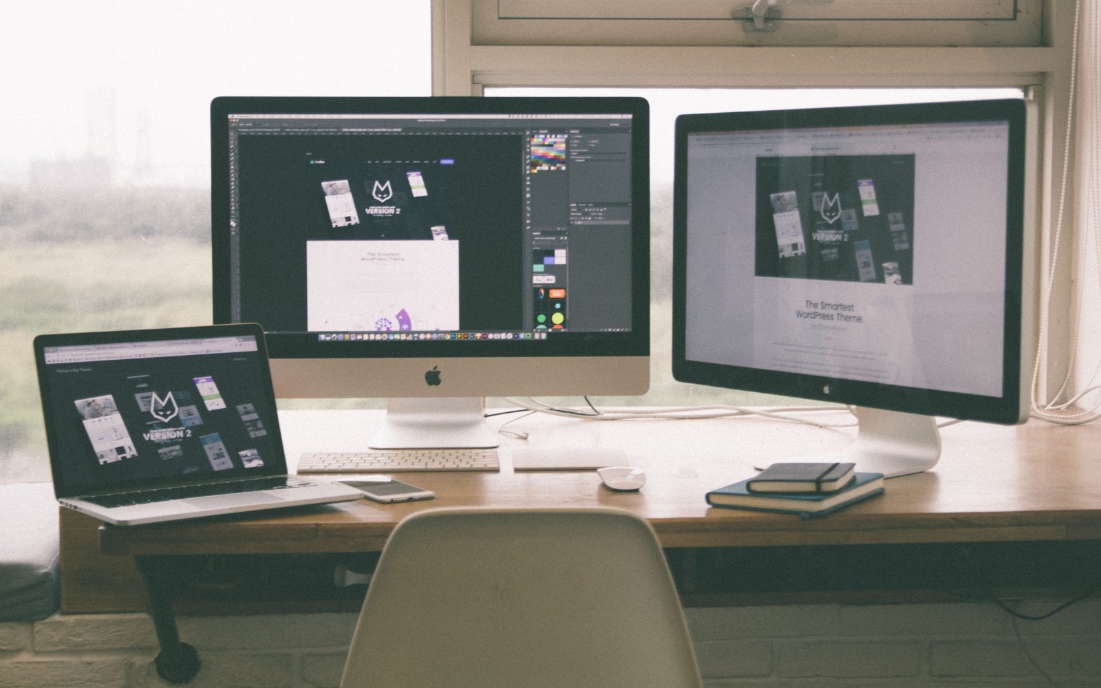 Espace de travail moderne avec écrans et projet web