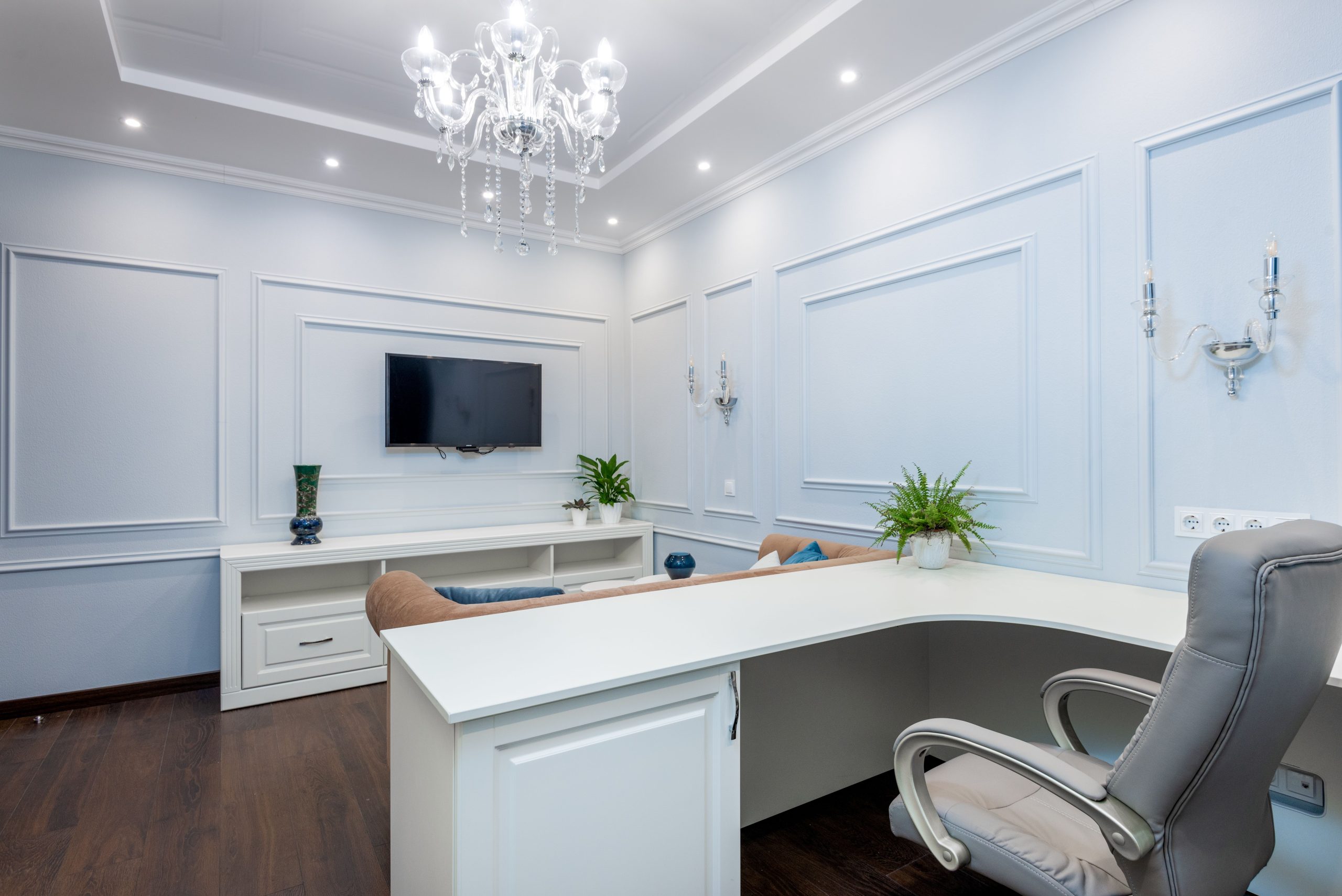 Bureau luxueux design minimaliste blanc et chandelier