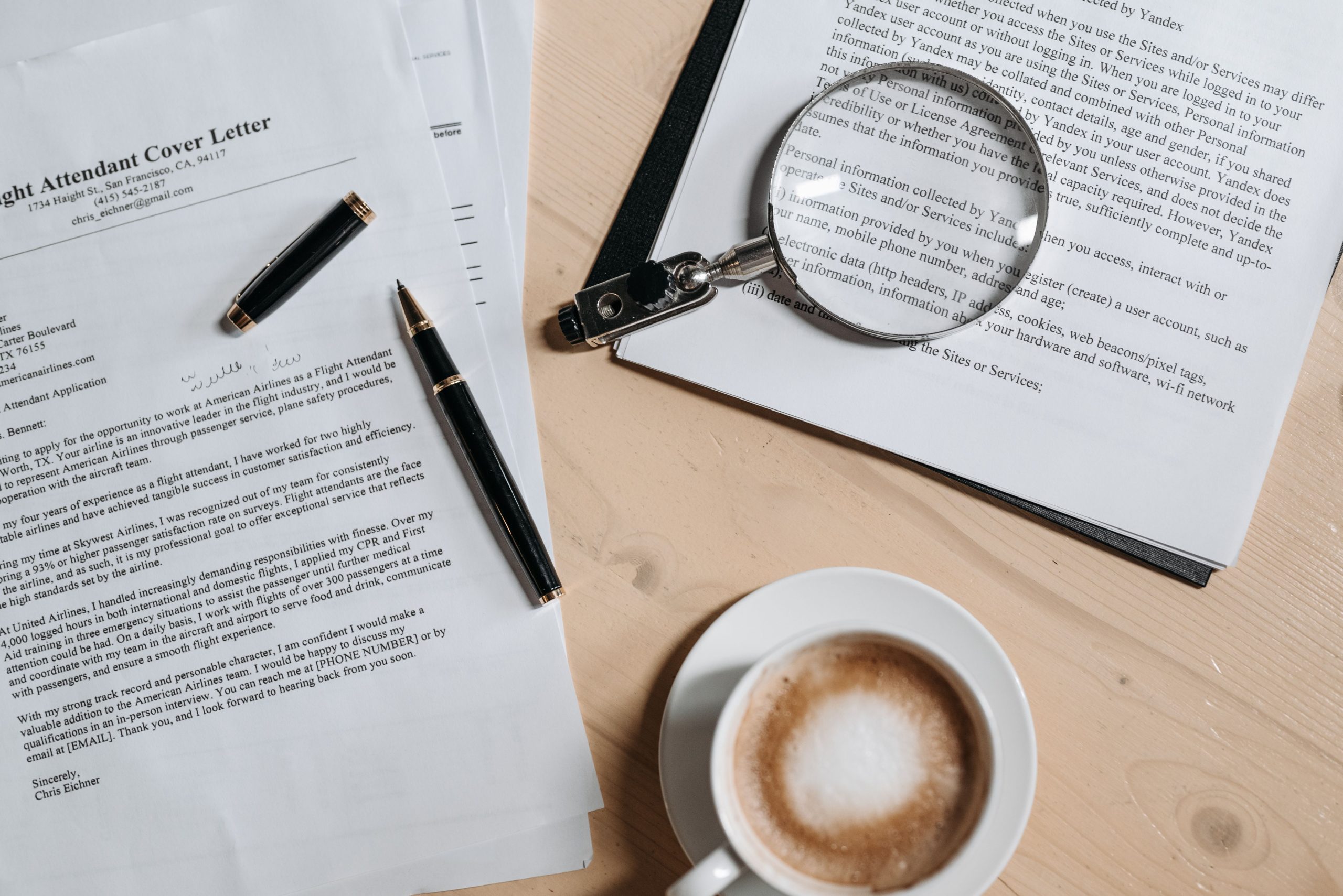 Documents candidature et café sur bureau en bois