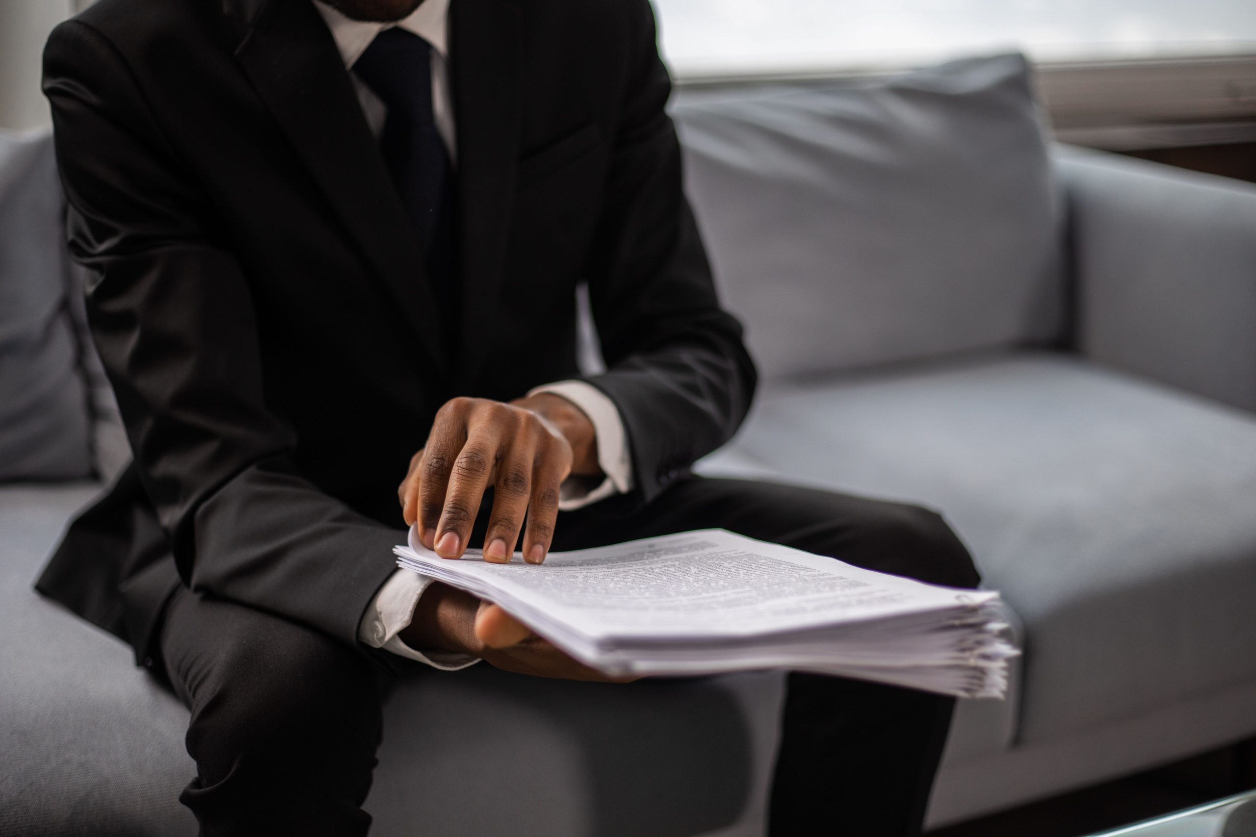 Homme d'affaires consultant des papiers administratifs