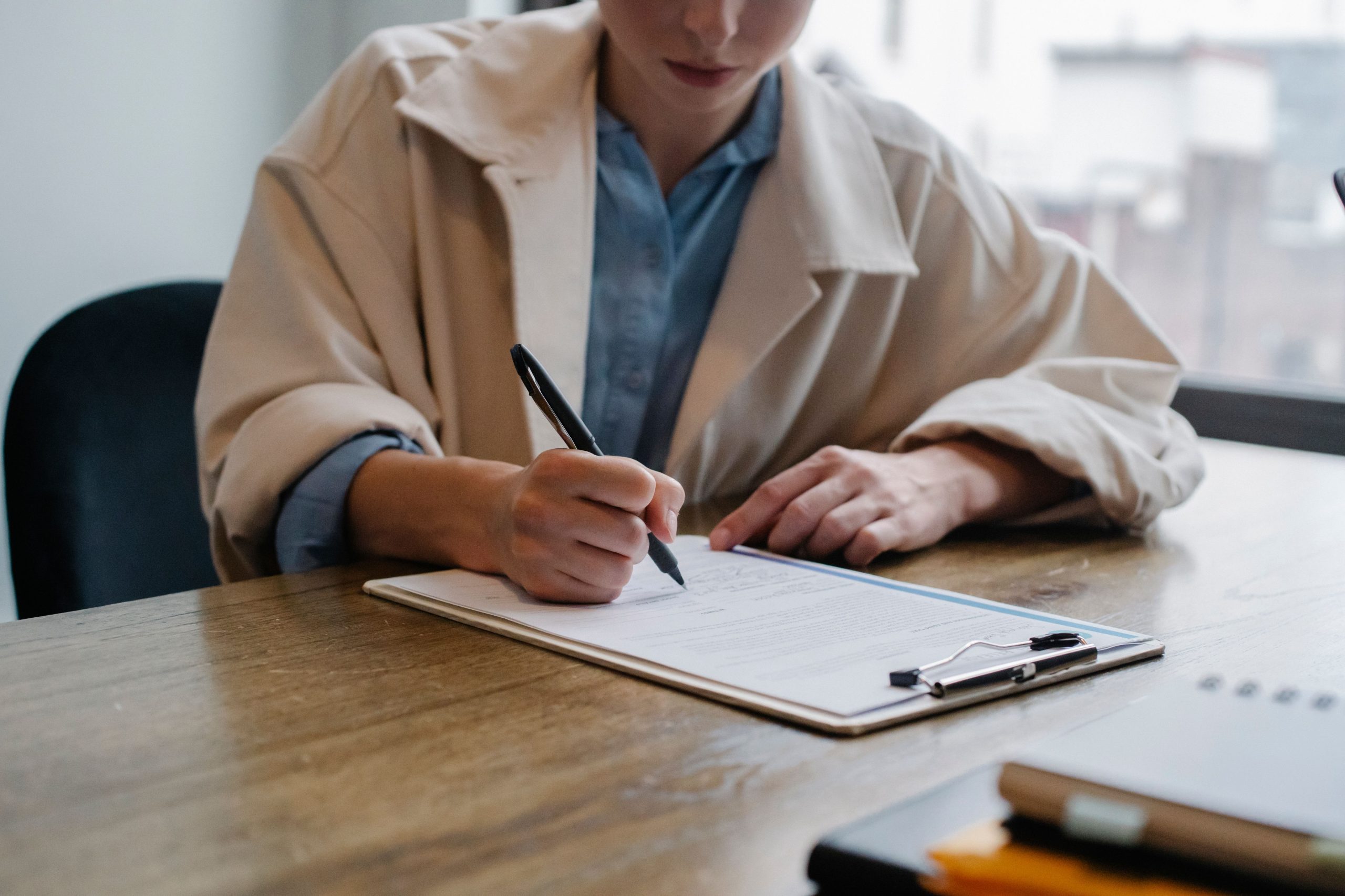 Jeune femme remplissant formulaire lors entretien embauche