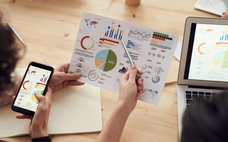 Équipe analysant graphiques lors réunion affaires
