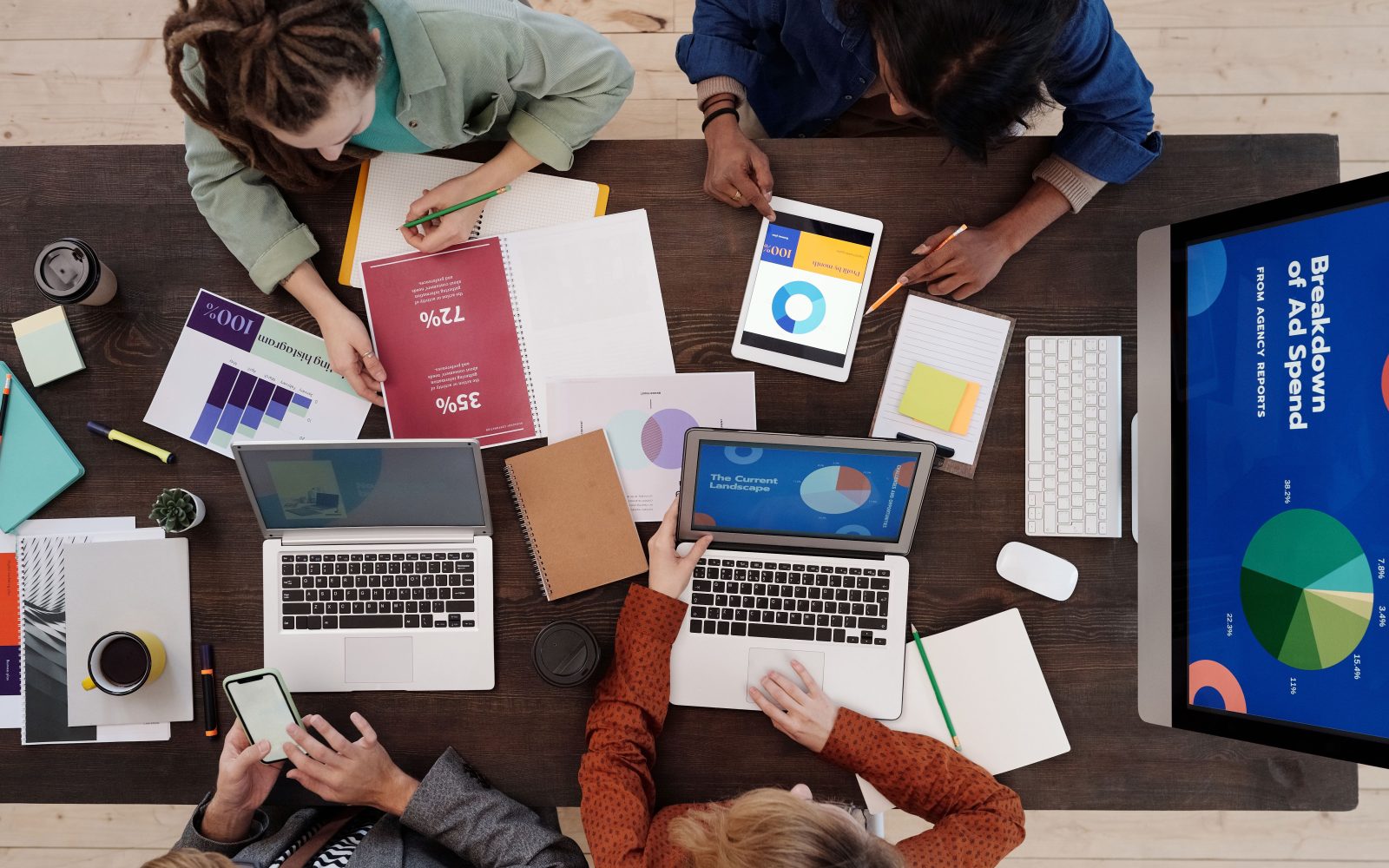Équipe diverse collaborant sur stratégies marketing digital