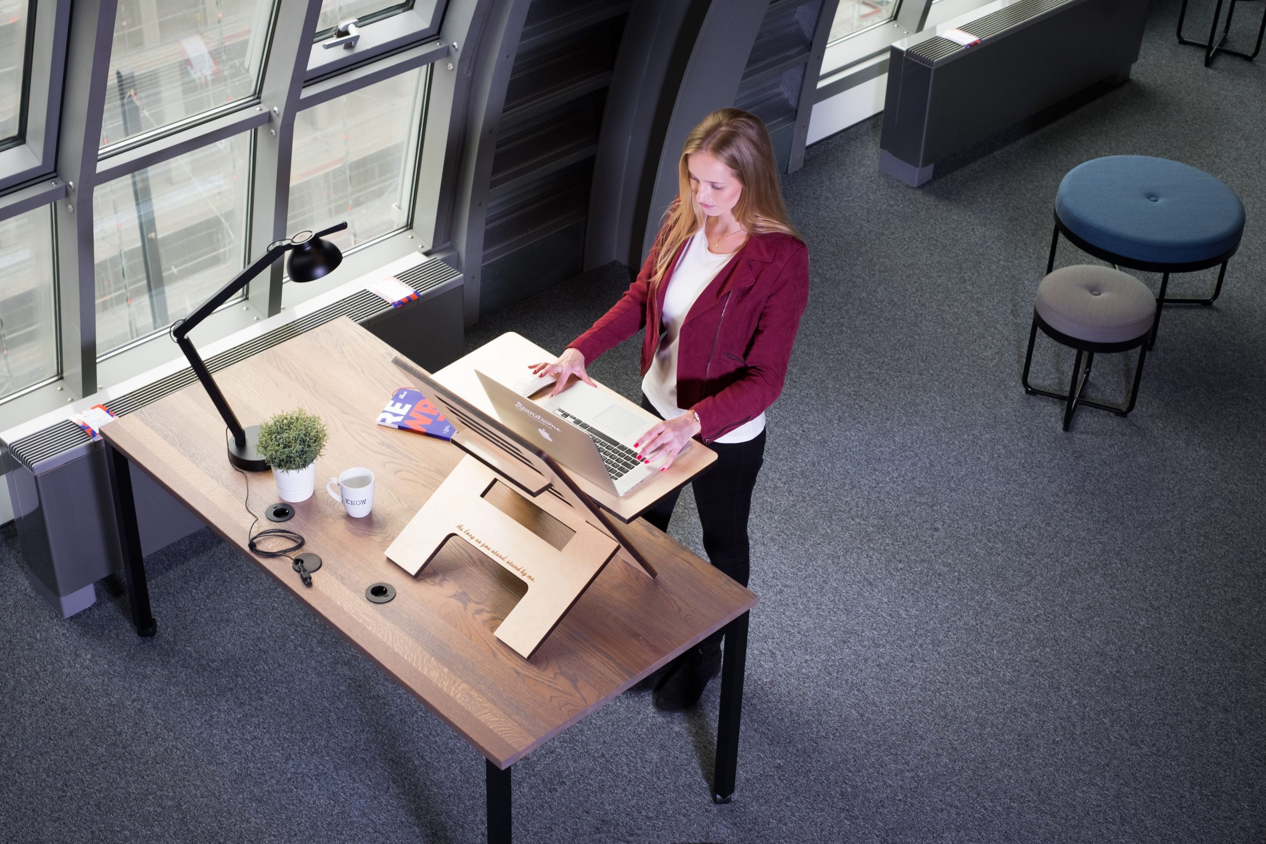 Femme travaillant sur bureau assis debout