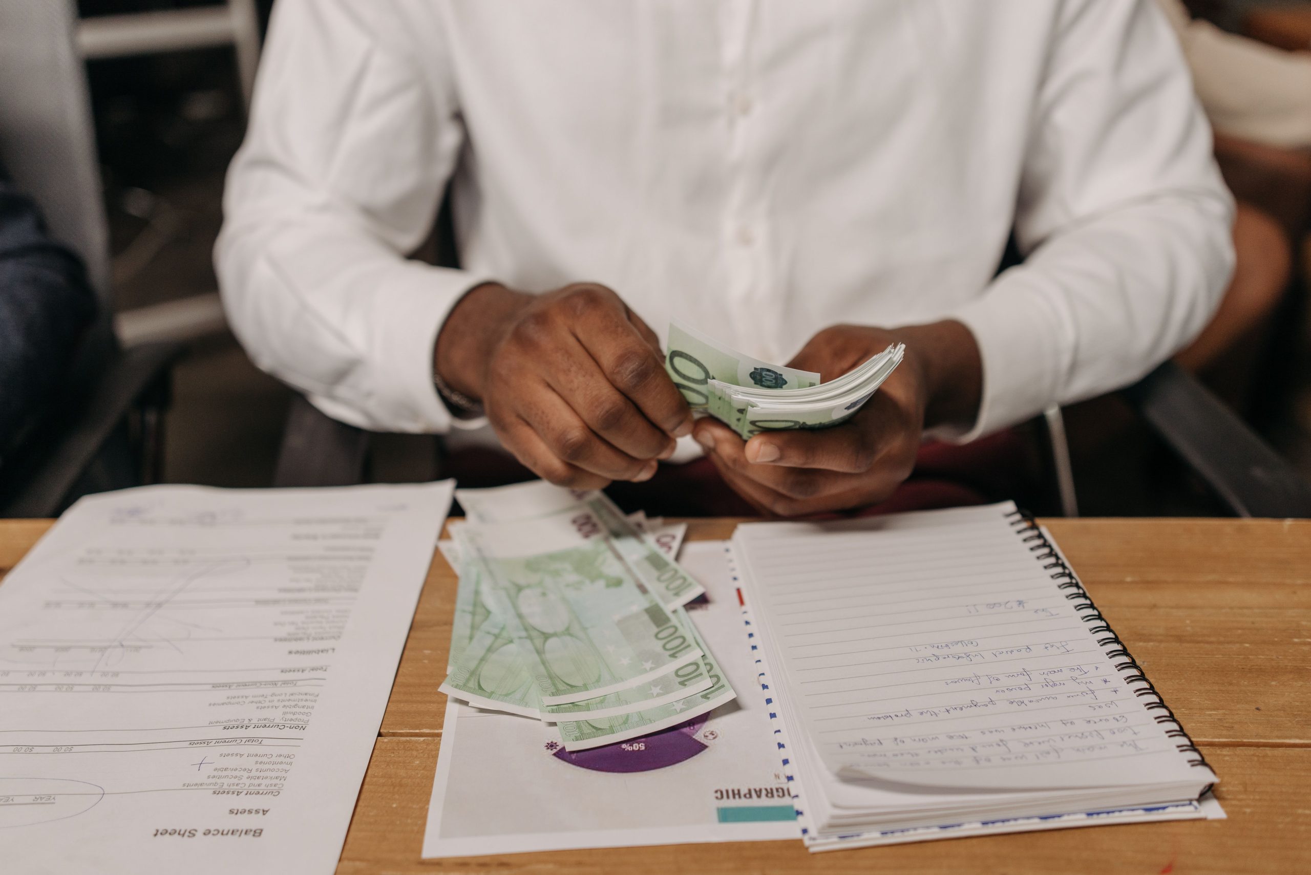 Homme d'affaires comptant argent et documents
