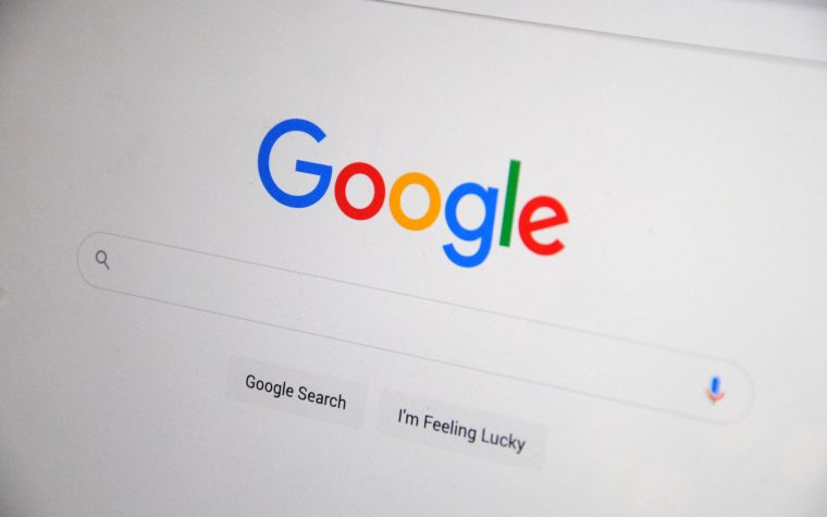Page d'accueil Google affichée sur écran