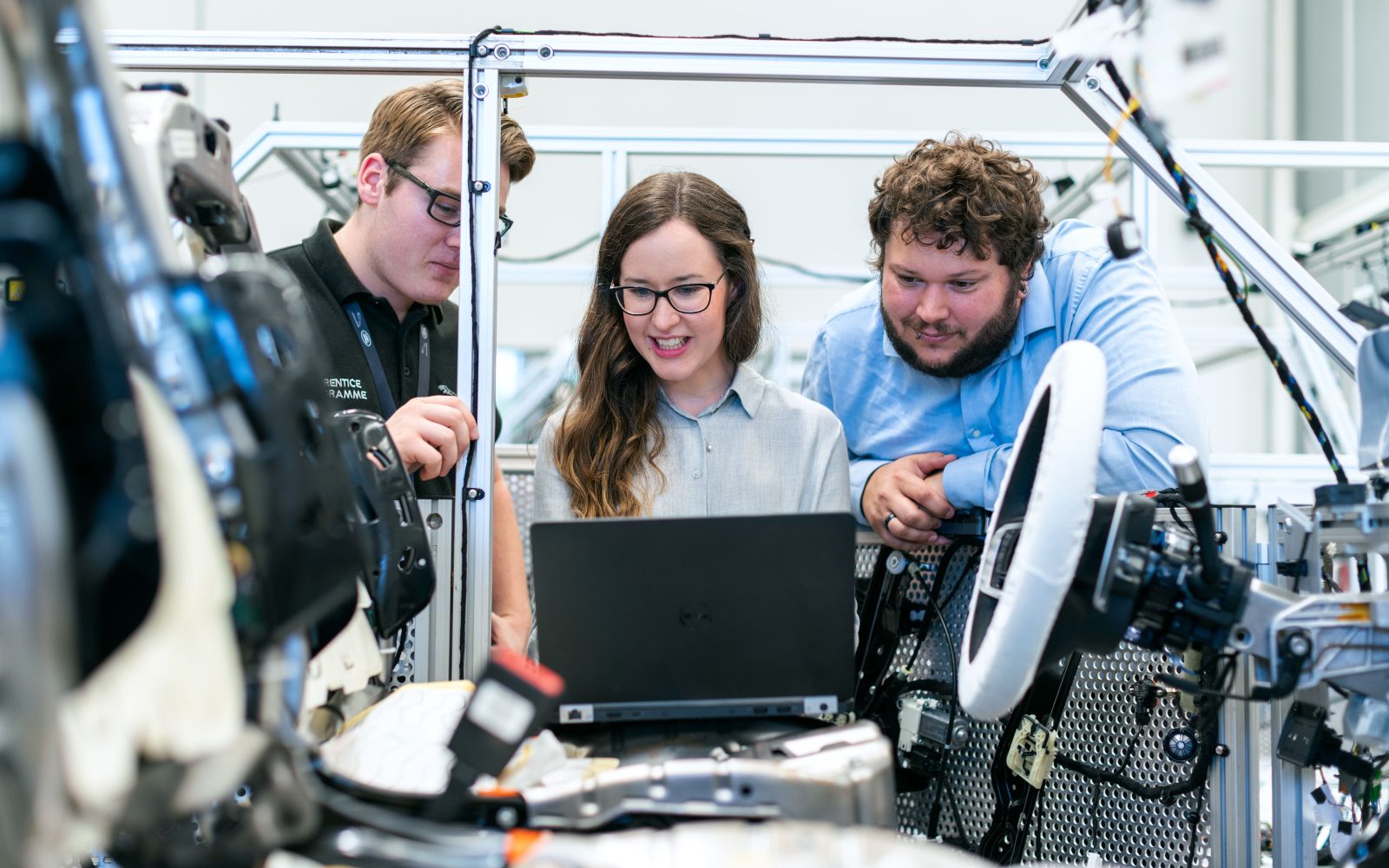 Ingénieurs collaborant sur projet automobile moderne