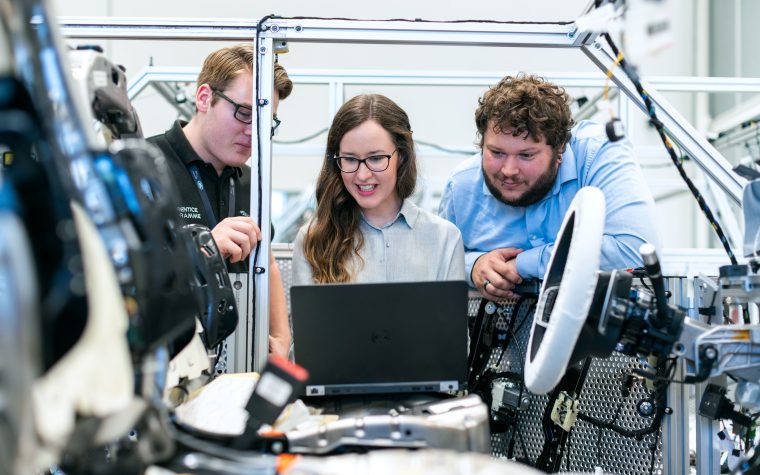 Ingénieurs collaborant sur projet automobile moderne