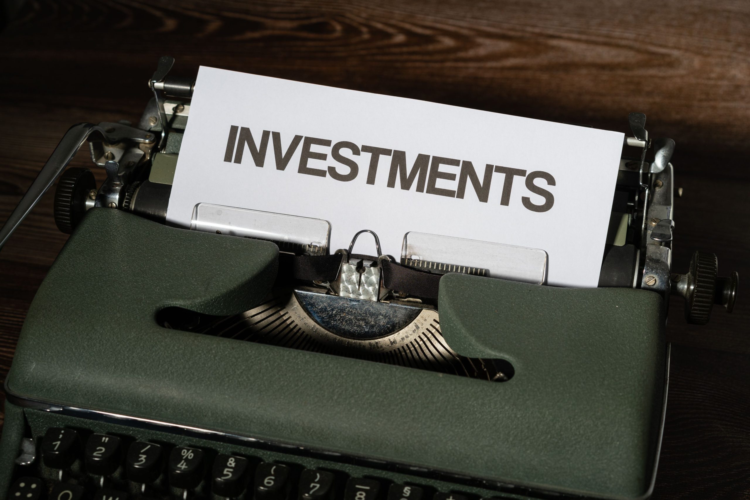 Machine a ecrire vintage avec papier investissements