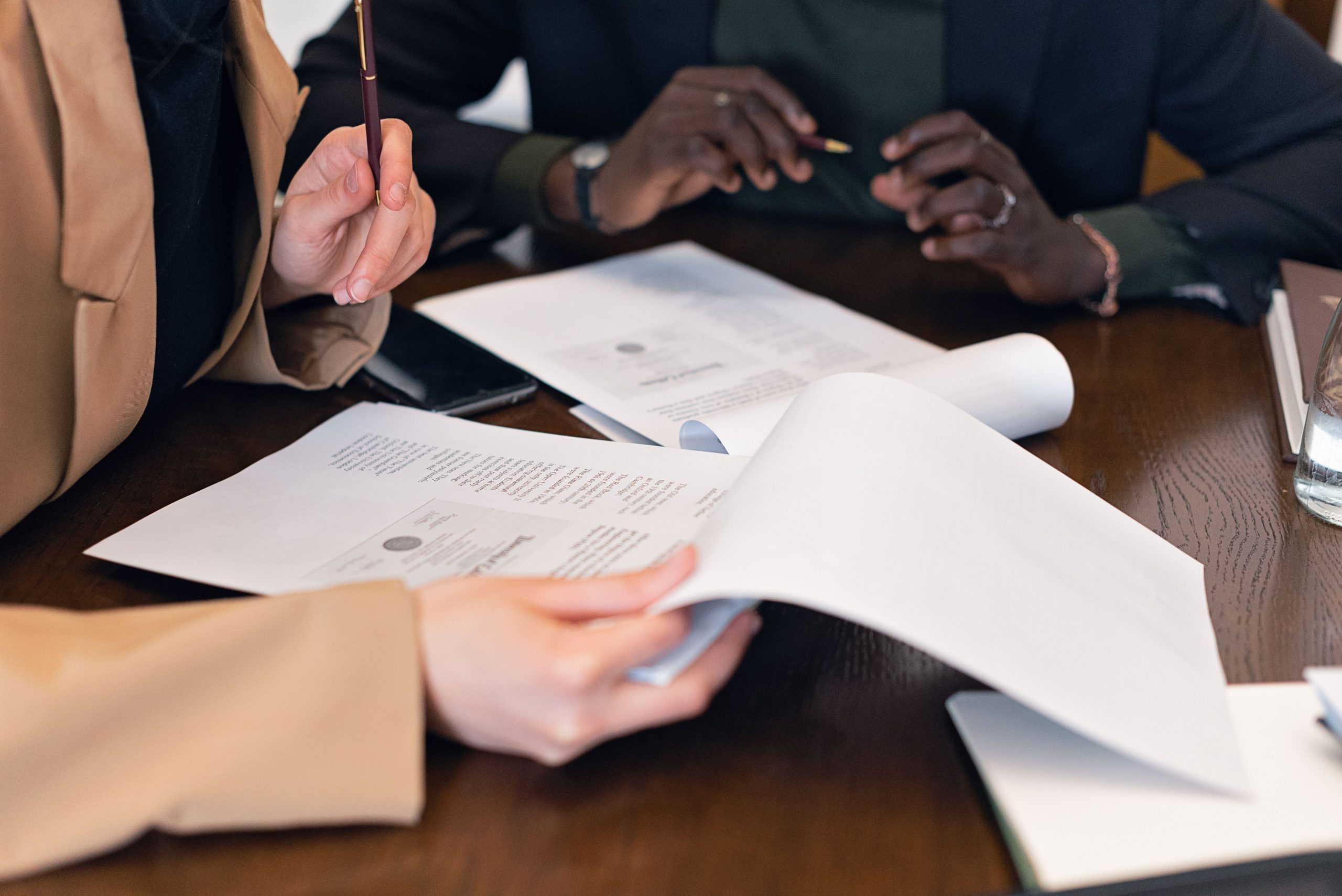 Professionnels examinant des documents en réunion